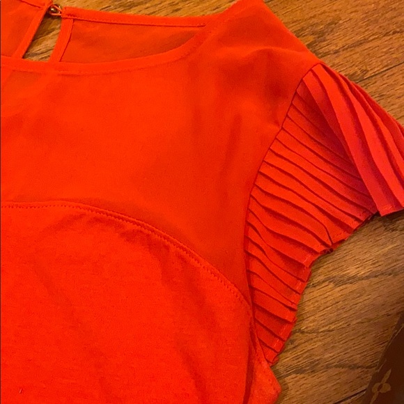 Express Red Top - Picture 2 of 5